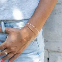 juni juni Stoffarmbändchen mit Herz und verstellbarer Schiebeperle aus recyceltem Gold - mehrere Farben, Weiss, – Produktbild 1 von 2