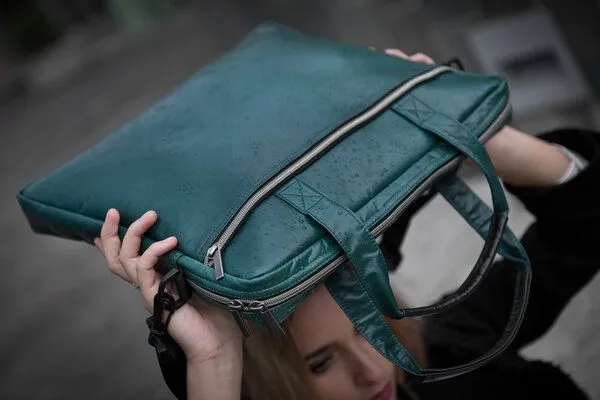 Smateria Smateria IKI Leader vegane handgefertigte Laptoptasche 15,6 Zoll, Grün, – Produktbild 3 von 4