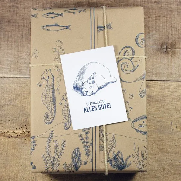 Bow & Hummingbird Bow & Hummingbird Maritime Postkarte "Es eskaliert eh - Seehund" aus Recyclingpapier – Produktbild 2 von 3
