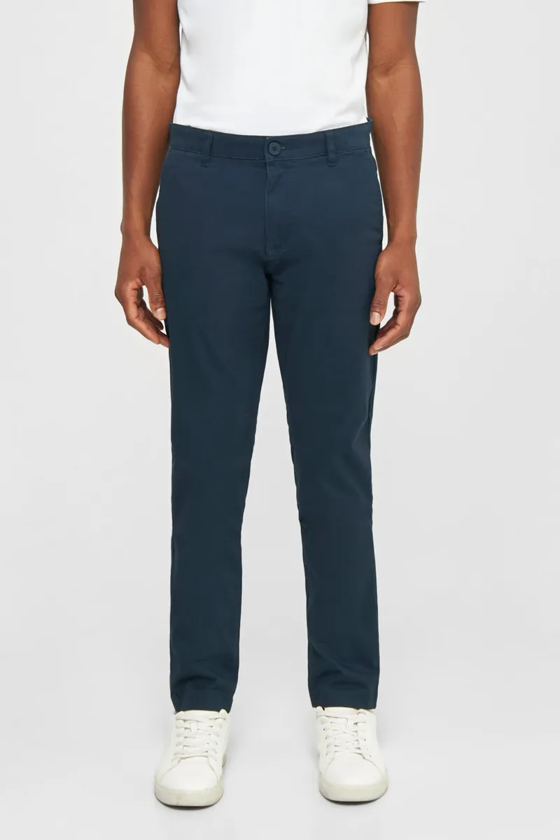 KnowledgeCotton Apparel KnowledgeCotton Apparel Herren vegan Chino-Hose Luca Slim Twill Total Eclipse Navy, Extra dunkelblau, – Produktbild 2 von 2