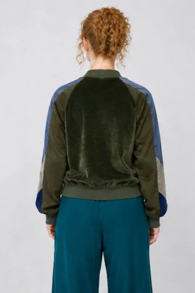 ein garten Studios ein garten Studios College Jacke aus Baumwollsamt & TENCEL – soft, sportlich, bewusst – Produktbild 2 von 3