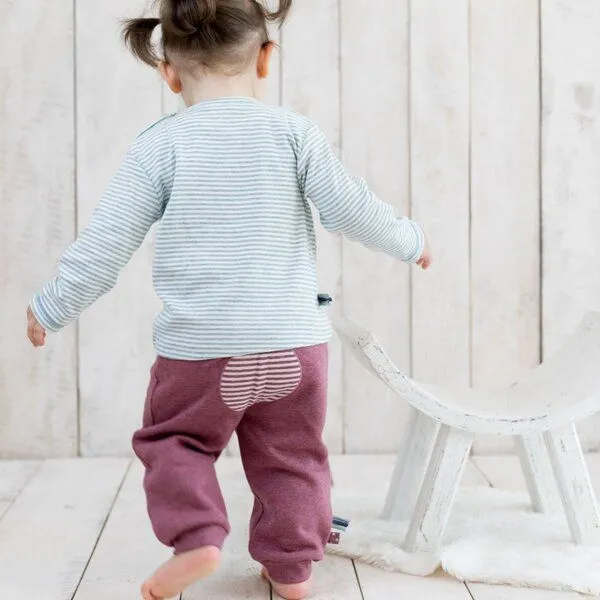OrganicEra Baby-Sweatpants 'OrganicEra' aus Bio-Baumwolle, Bordeaux melange (rot), – Produktbild 2 von 3