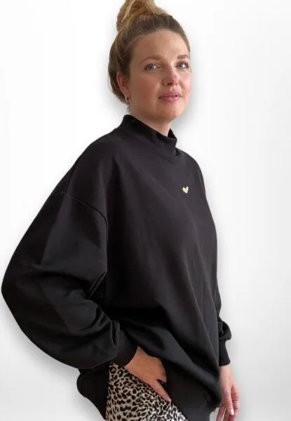 noemvri fashion label noemvri fashion label oversized Sweatshirt Turtleneck mit einem Herz auf der Brust, Schwarz mit beigem herz, – Produktbild 1 von 2