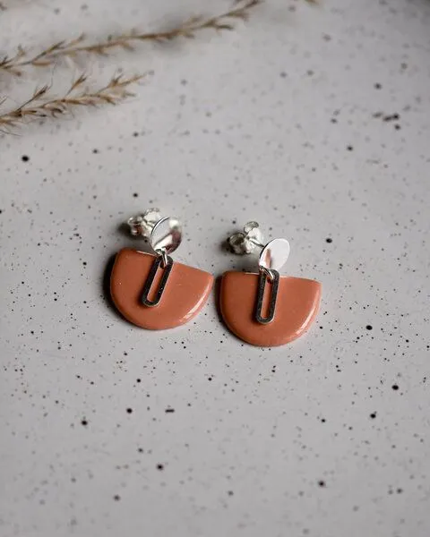 lille mus lille mus Ohrstecker 'Halbkreis Oval' aus Porzellan und 925 Silber, Orange, – Produktbild 5 von 6