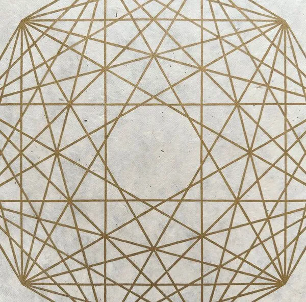 Veskor Cassiopeia Veskor Cassiopeia 6-ORTHOPLEX HEXACROSS Heilige Geometrie Linoldruck | 40 x 40 cm | Gold auf Naturweiß – Produktbild 3 von 4