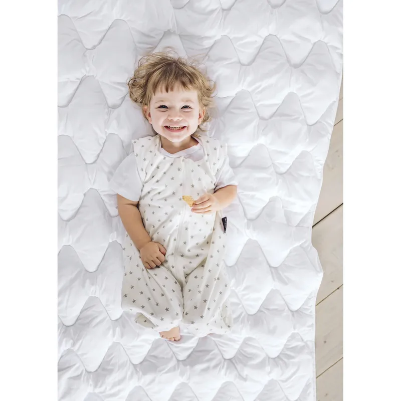 Träumeland Träumeland 2-tlg. Steppbett-Set Märchenweich 80x80 / 135x200 cm 5.5 TOG, Weiss, – Produktbild 1 von 3