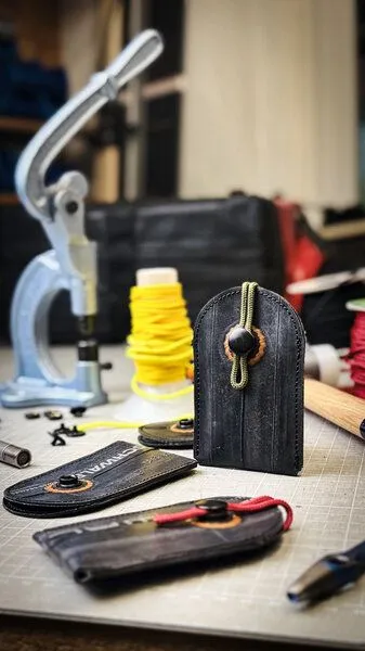 ARTHURKOPF ARTHURKOPF Upcycling Schlüsseletui Fahrradschlauch, Schlüsselglocke, Grau, – Produktbild 3 von 4