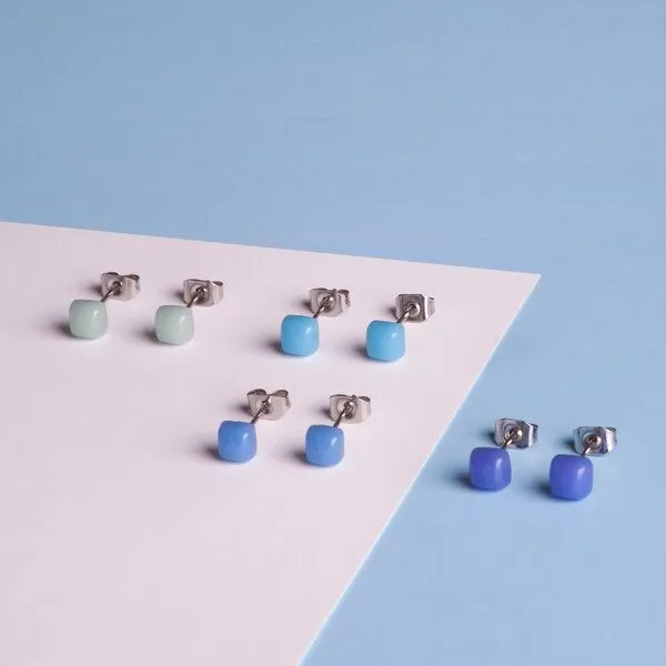 ALEXASCHA ALEXASCHA Winzige Ohrstecker aus recyceltem Glas 4mm, Saphirblau, – Produktbild 4 von 4