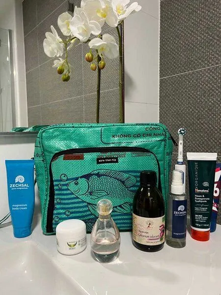 MoreThanHip MoreThanHip XL Kulturtasche (6,5 Liter) aus recycelten Fischfutterbeuteln - Lexi, Weiß/grün - biene, – Produktbild 2 von 4