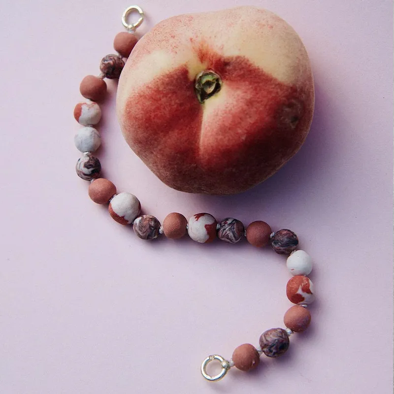 Maren Jewellery Sommer Armband Perles de Terre - 15 / Rosa Töne & 8 Karat Gold – Produktbild 1 von 1