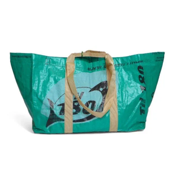 REFISHED fair fashion REFISHED fair fashion Tasche 'CARGO BAG' - upcycelte Fischfuttersäcke, #fish gruen-til, – Produktbild 1 von 3