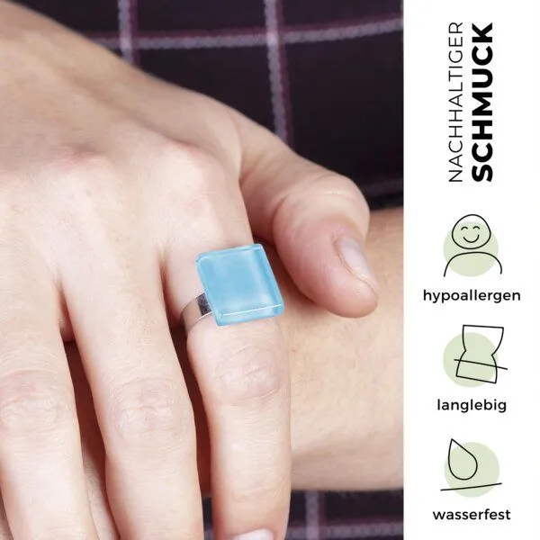 ALEXASCHA ALEXASCHA Minimalistischer Ring aus Glas, klein | PUREFORM, Eisblau, – Produktbild 3 von 4