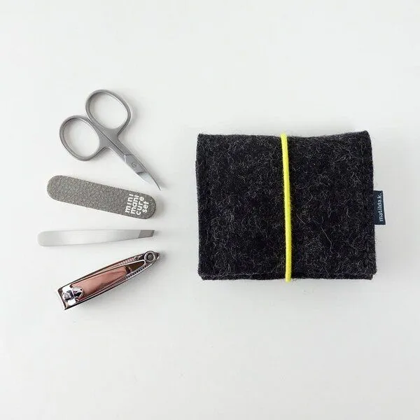 matilda k. manufaktur matilda k. manufaktur mini-maniküre-set 'jacob' (mit Nagelknipser) aus Wollfilz mit Rundgummi-Verschluß in vielen Farben, Anthrazit, – Produktbild 2 von 6