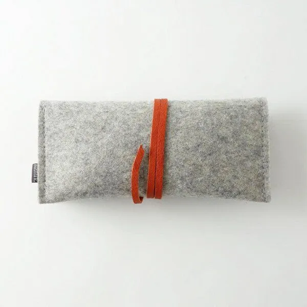 matilda k. manufaktur matilda k. manufaktur Brillenetui aus Wollfilz hellgrau mit Lederband 'auguste', Hellgrau, – Produktbild 8 von 8
