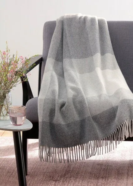 biederlack biederlack Plaid Wohndecke Fransenplaid "Quito" 100 % Wolle, Grey, – Produktbild 4 von 4