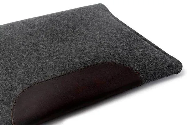 Pack & Smooch Pack & Smooch MacBook Air 15 Sleeve, MacBook Air 15 Hülle aus Wollfilz und pflanzlich gegerbtem Leder aus Italien, Anthrazit-dunkelbraun, – Produktbild 4 von 4
