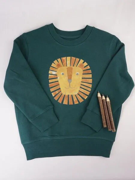MelaDi Meladi Kinder Sweater aus Biobaumwolle - Löwe auf Forrest Green, Natural white, – Produktbild 2 von 5