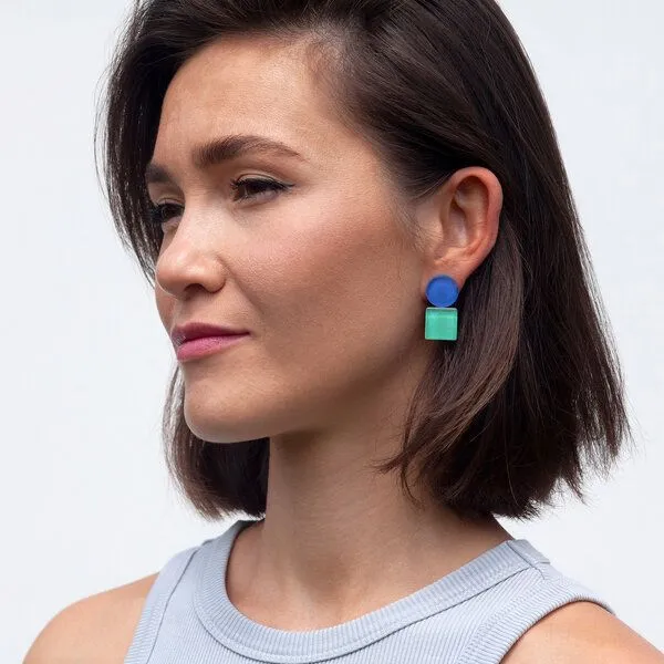 ALEXASCHA ALEXASCHA Geometrische Clip Ohrringe aus Glas | Bauhaus Design | 16 Farbkombinationen, Blau & mint, – Produktbild 2 von 4