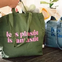 OMOM OMOM Stofftasche | Shopper aus Bio-Baumwolle LESS PLASTIC IS FANTASTIC, Grün, – Produktbild 1 von 1