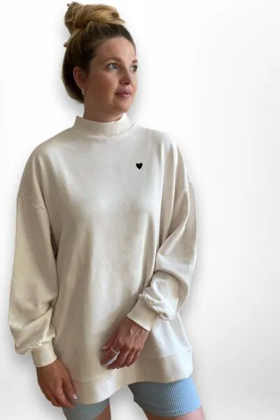 noemvri fashion label noemvri fashion label oversized Sweatshirt Turtleneck mit einem Herz auf der Brust, Beige mit schwarzem herz, – Produktbild 2 von 2