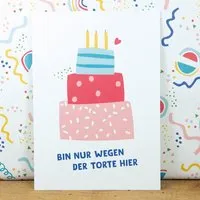 Bow & Hummingbird Bow & Hummingbird Postkarte "Bin nur wegen der Torte hier" aus Recyclingpapier – Produktbild 1 von 1