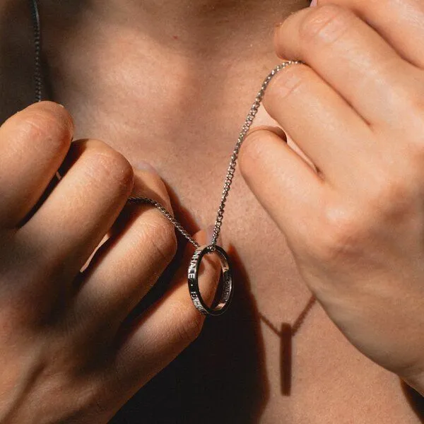 Divasya Divasya Silberne Kette mit Ring | Inhale - Exhale – Produktbild 4 von 4