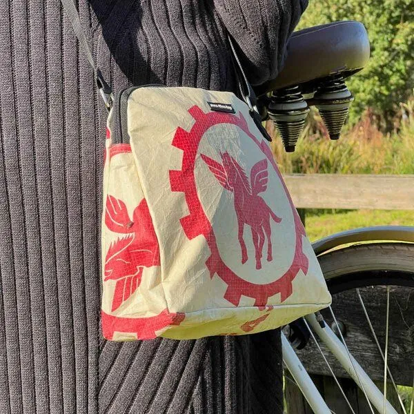 MoreThanHip MoreThanHip Schultertasche aus Zement- oder Tierfuttersäcken - Stylische Damentasche mit Charakter - Amara, Creme/rot - pegasus, – Produktbild 3 von 4