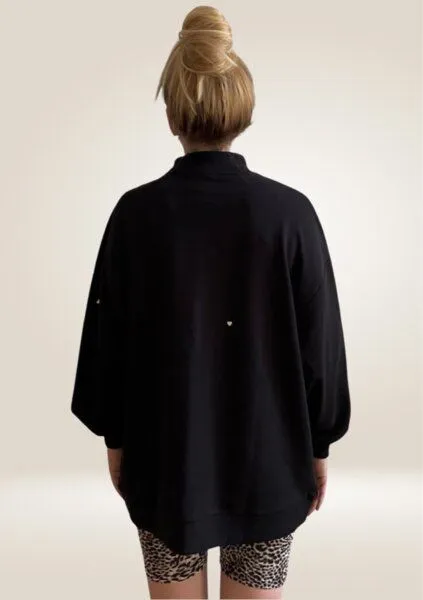 noemvri fashion label noemvri fashion label oversized Sweatshirt Turtleneck mit Herzchen, Schwarz mit beigen herzchen, – Produktbild 4 von 4