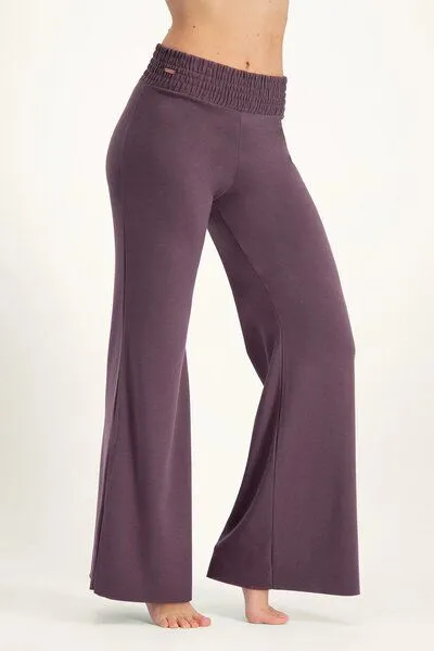 Urban Goddess Urban Goddess Flow Weite Yoga-Hose, Berry (lila), – Produktbild 2 von 3