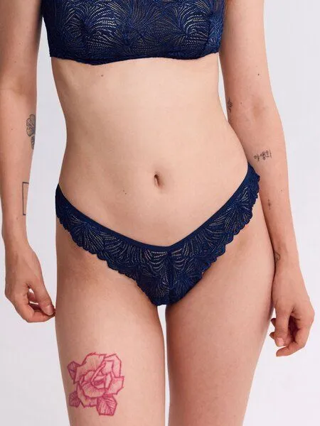 erlich textil erlich textil Fluid Lace Brazil String mit Spitze aus recyceltem Polyamid, Mitternachtblau, – Produktbild 5 von 7