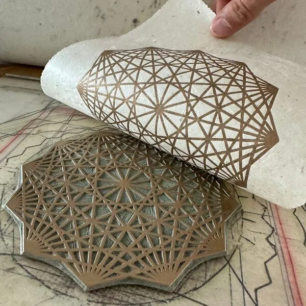Veskor Cassiopeia Veskor Cassiopeia DODEKAGON Heilige Geometrie Linoldruck | 22 × 22 cm | Gold auf Naturweiß – Produktbild 2 von 4