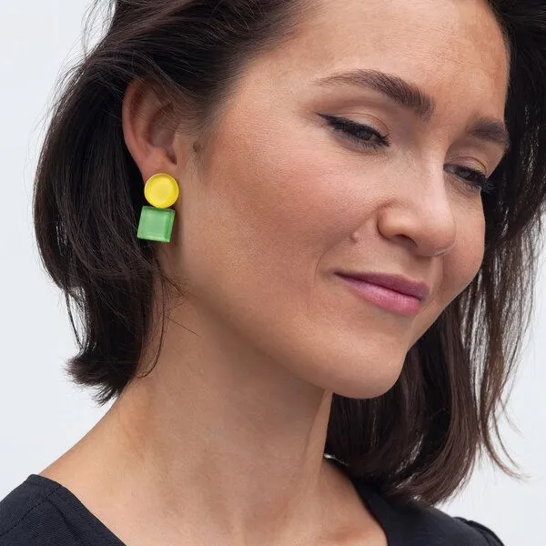 ALEXASCHA ALEXASCHA Geometrische Clip Ohrringe aus Glas | Bauhaus Design | 16 Farbkombinationen, Gelb & grün, – Produktbild 2 von 4