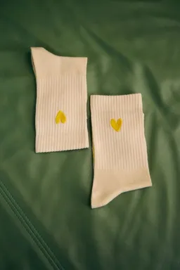 Jutelaune Jutelaune Yellow Heart Socks - GRS und OEKO-TEX Zertifizierungen – Produktbild 1 von 1