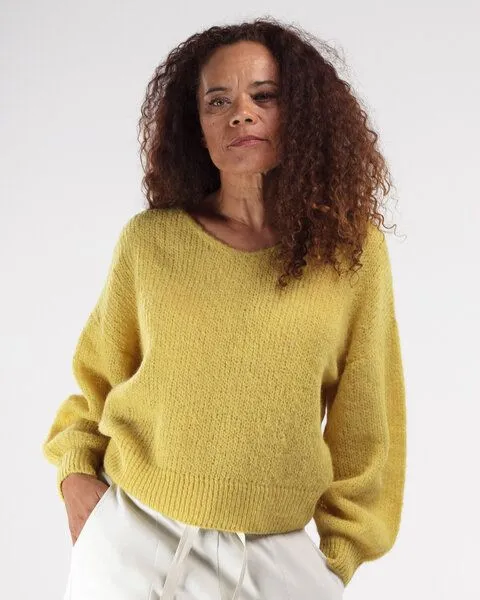 Alma & Lovis Alma & Lovis Leichter Pullover im Loose-Fit aus zartem Alpakastrick | Light V-Neck, Lime (gelb), – Produktbild 1 von 4