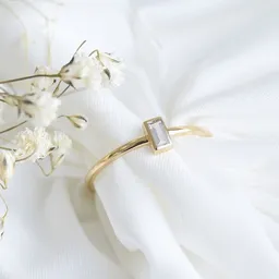 Eppi Eppi Minimalistischer Goldring mit Baguette Saphir Avice – Produktbild 1 von 1