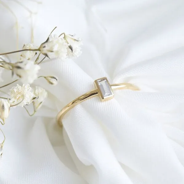 Eppi Eppi Minimalistischer Goldring mit Baguette Saphir Avice, Gelb, – Produktbild 1 von 4
