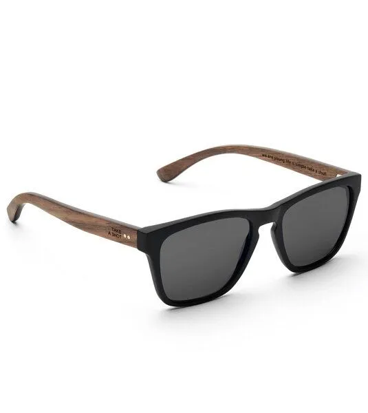 TAKE A SHOT TAKE A SHOT Sonnenbrille The Shadow 2.0 Walnussholz polarized, Schwarz, – Produktbild 2 von 4
