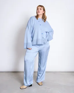 JAN N JUNE JAN 'N JUNE Damen vegan Strickjacke Asymmetrisch Gestrickt Pebble Mittelblau – Produktbild 1 von 1