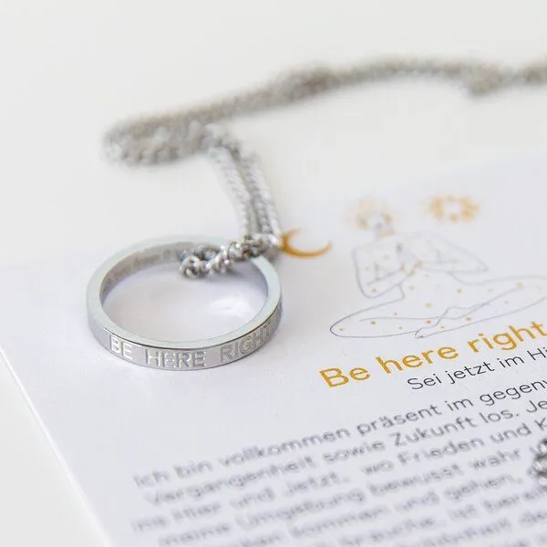 Divasya Divasya Silberne Kette mit Ring | Be Here Right Now – Produktbild 1 von 4