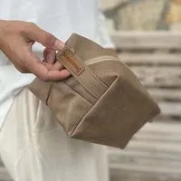 BOWLEANIES TASCHEN BOWLEANIES TASCHEN Kulturbeutel | Waschbeutel aus Lederfaserstoff, Hellbraun, – Produktbild 1 von 2