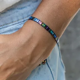 juni juni Blaues Perlenarmband "Mermaid" mit verstellbarer Verschluss-Schiebeperle aus recyceltem Gold oder Silber – Produktbild 1 von 1