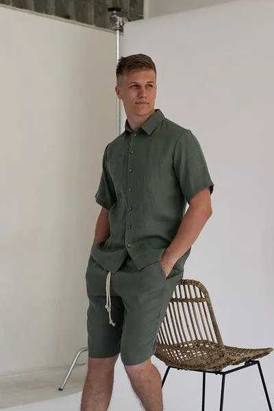 gust. gust. Herren Leinenshorts - Linen loose shorts - 100% Bio-Leinen, Pine (grün), – Produktbild 1 von 3