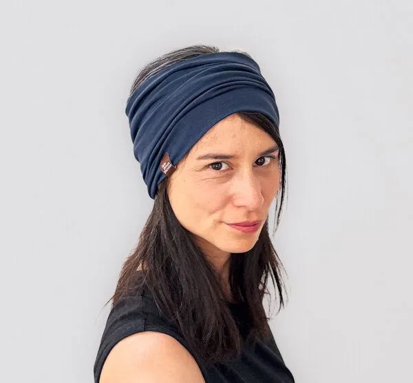 Liebe Deinen Planeten Liebe Deinen Planeten Bio breites Jersey Stirnband BASIC in vielen Farben aus elastischem Bio Baumwoll Jersey, Navy, – Produktbild 2 von 4