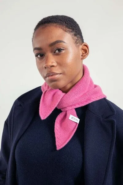 Rifò - Circular Fashion Made in Italy Rifò - Circular Fashion Made in Italy gestricktes Bandana/ Dreieckstuch Masha aus Recycelter Kaschmirwolle, Pink (pink confetto), – Produktbild 1 von 1