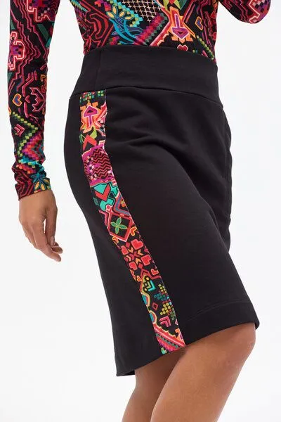 KOKOworld Rock Loba – Figurbetonter Schnitt bis zum Knie – Tasche an einer Seite – Breiter Bund – Einsätze aus einem Originalmuster KOKOworld – Fair produziert in Polen, Black telar (schwarz), – Produktbild 1 von 4