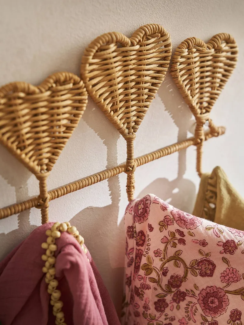 Vertbaudet Rattan-Wandgarderobe HERZEN mit 5 Kleiderhaken, Braun, – Produktbild 2 von 3