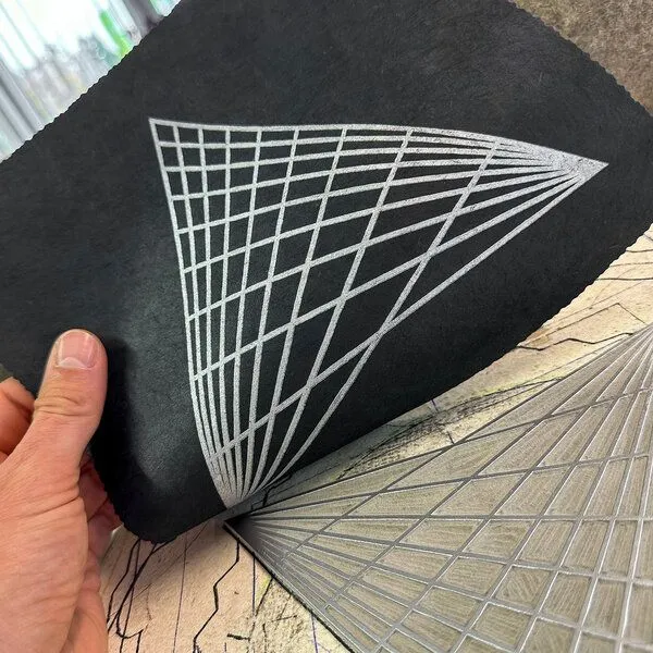 Veskor Cassiopeia Veskor Cassiopeia TRIANGULAR GRID Linoldruck | 22 × 22 cm | Silber auf Schwarz – Produktbild 4 von 4