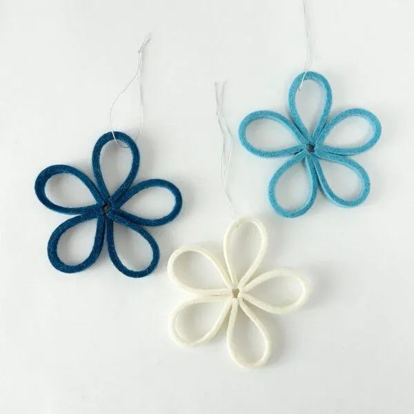 matilda k. manufaktur matilda k. manufaktur minimalistische zarte Filzblüten 'flora' – zeitlose Dekoration in vielen wunderschönen Farben, Petrol | türkis | wollweiss, – Produktbild 1 von 4