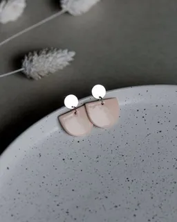 lille mus lille mus Ohrstecker 'Porzellanplätchen Halbkreis' – Produktbild 1 von 1
