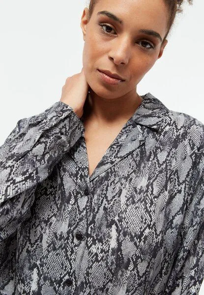 Givn Berlin Givn Berlin Bluse GBZORA aus TENCEL mit Reverskragen, Black / grey (snake), – Produktbild 3 von 4